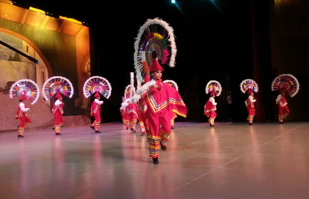 Participan con danzas autóctonas