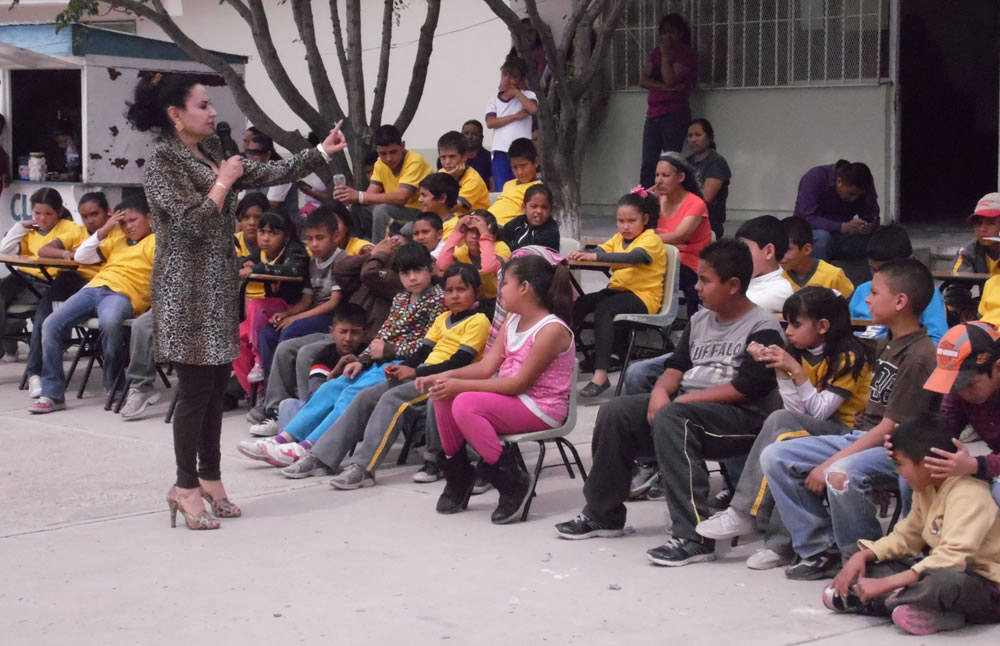 La consejera Luz Elena con niños de la primaria Irma Aceves