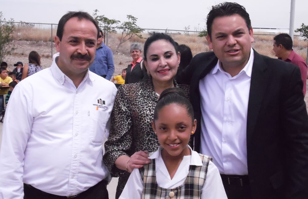 La consejera Luz Márquez, el diputado Caro y la niña Janeth Cruz, en Camargo