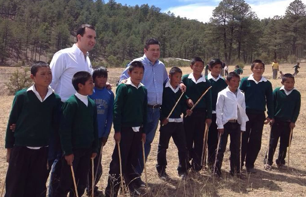 El lic. Jácquez y el diputado Jáuregui en la escuela Francisco I. Madero en El Vergel