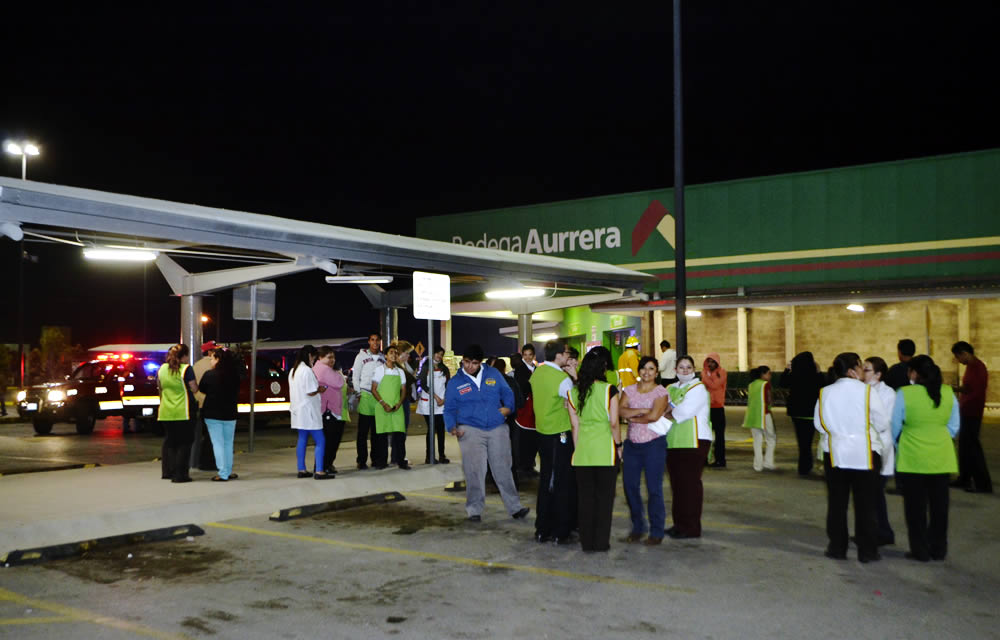 Evacuan a personal y clientes