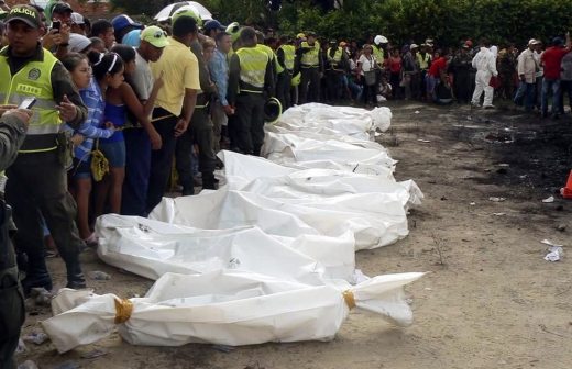 Mueren 32 niños en incendio de camión en Colombia