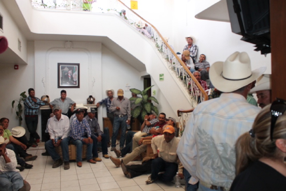 Invadieron las instalaciones cansados de esperar