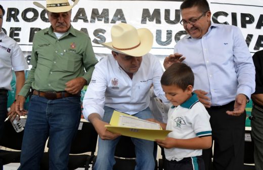 Entrega municipio becas educativas en ejido Ocampo y Nuevas Delicias