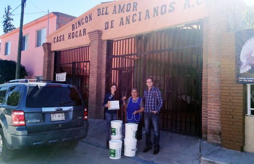 Dona Municipio impermeabilizante a casa de asilo Rincón del Amor