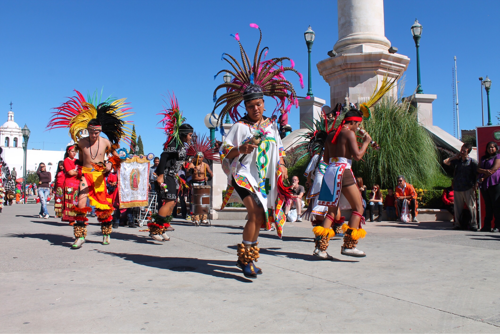 Realizan cientos de matachines danza para la virgen en la Plaza Mayor ...