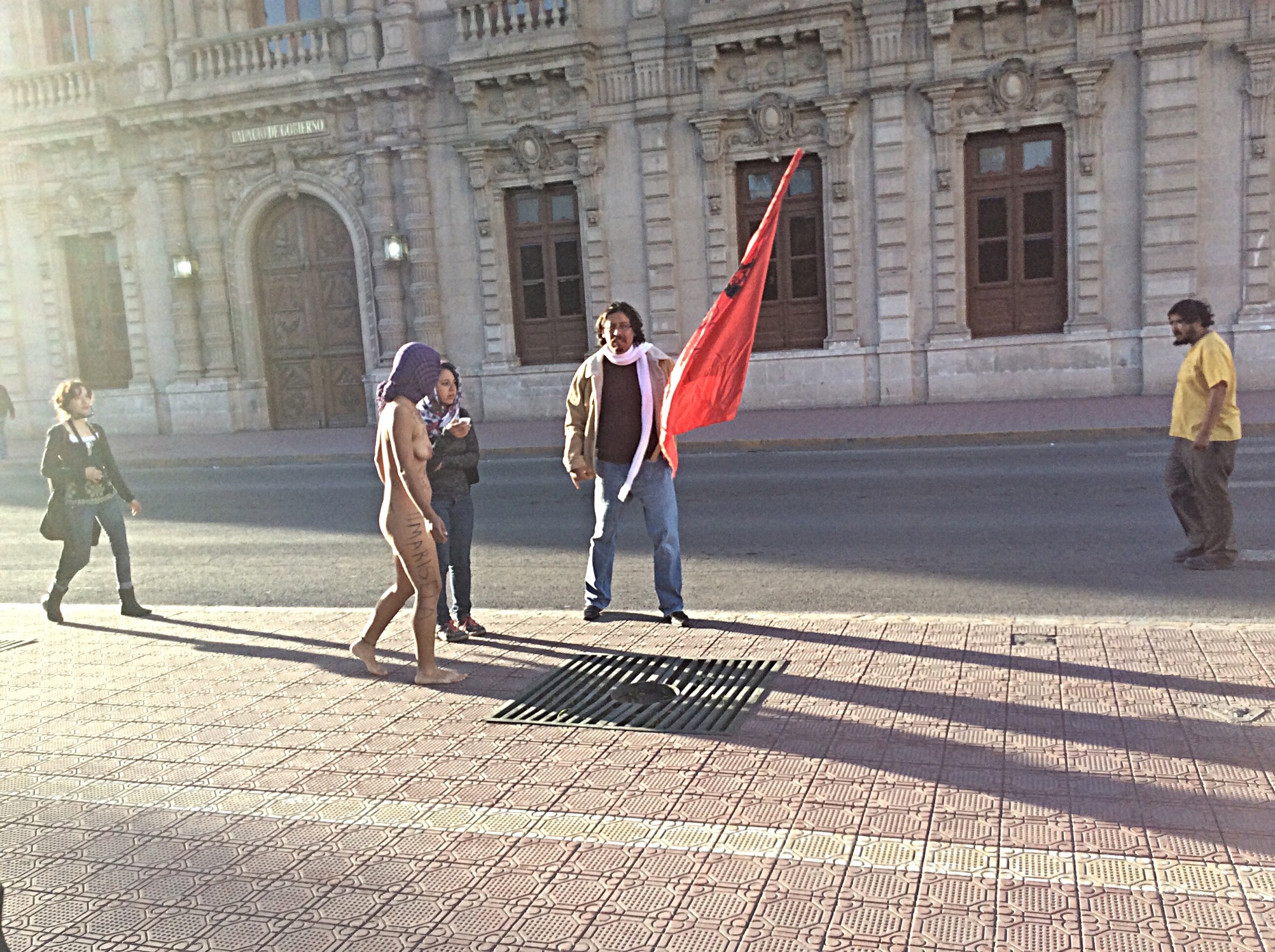 Protesta desnuda frente a palacio; exige alto a las desapariciones | La  Opción de Chihuahua