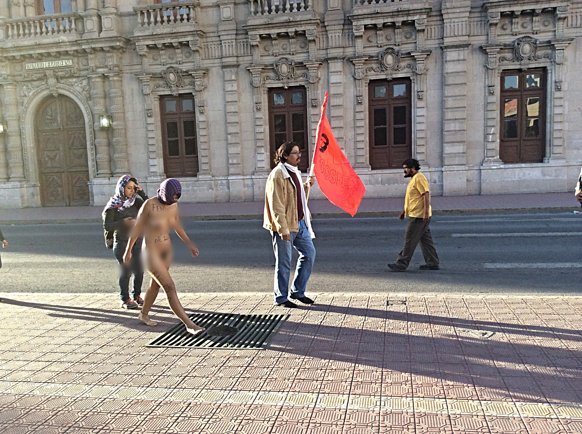 Protesta desnuda frente a palacio; exige alto a las desapariciones | La  Opción de Chihuahua