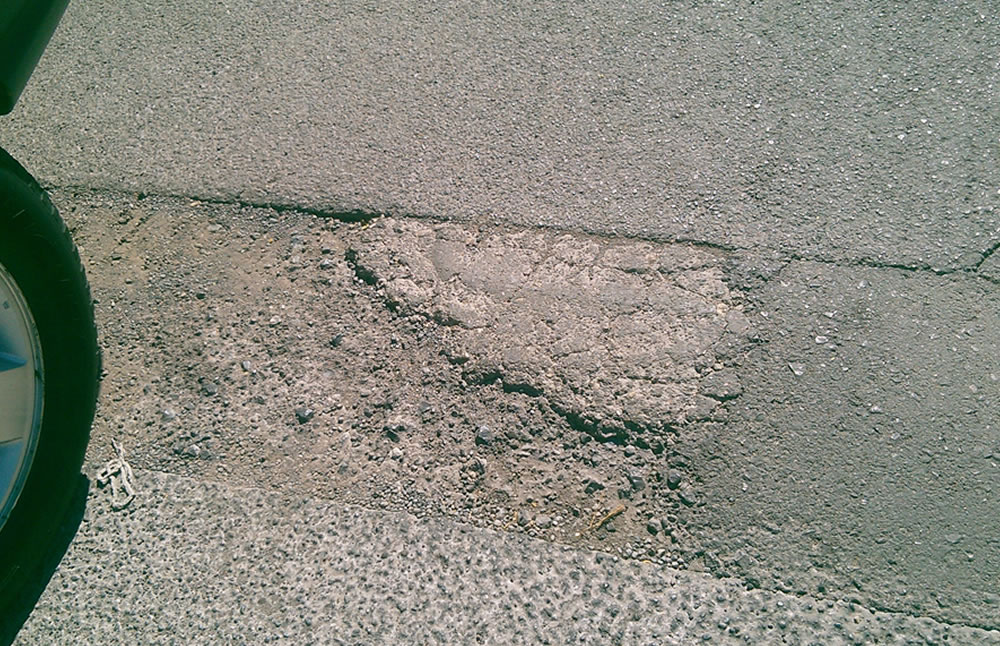 Los pequeños baches están a lo largo de la privada
