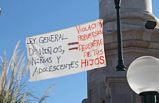 También colocan manta en el Ángel que afirma que ley general de niños es perversa