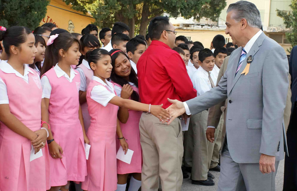 Saludando a los estudiantes