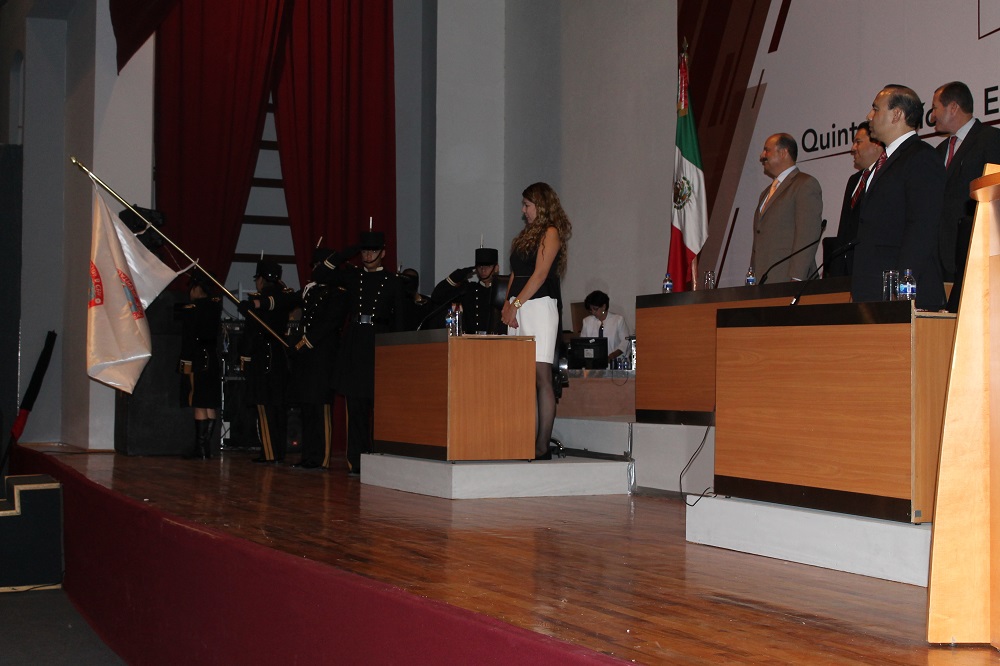 Interpretación del himno con la bandera