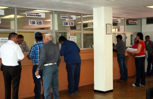 Reciben préstamos de Pensiones Civiles policías y adultos mayores