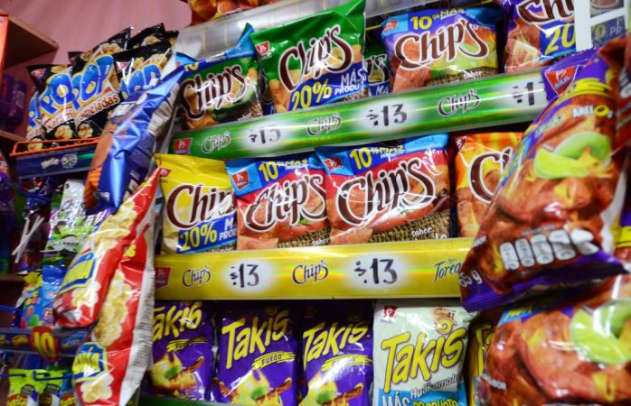 Morena buscará prohibir venta de comida chatarra a niños en todo México