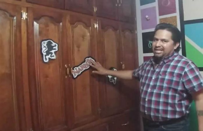 Maestro da clases con ropero que lleva a narnia