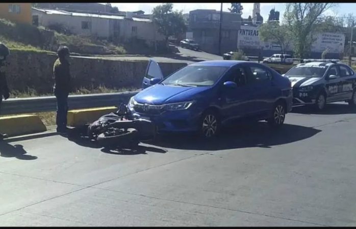 Se lesiona motociclista tras choque en la vialidad