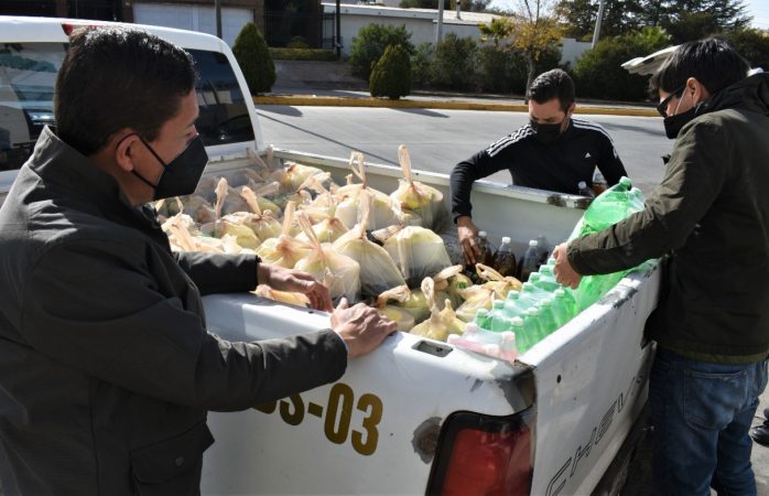 Continúa la entrega de cenas navideñas en parral