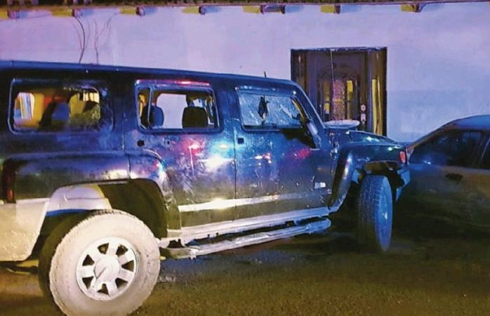 Choca conductor de hummer vs 5 vehículos y afectados lo golpean