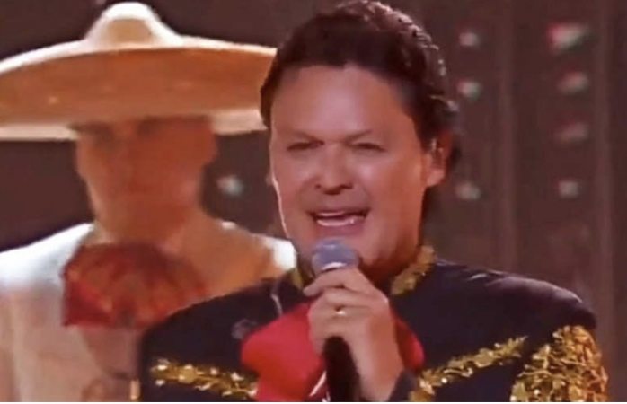 Sorprende el rostro de pedro fernández 