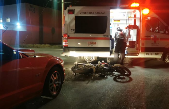 Mustang choca motocicleta; hay 2 lesionados y un detenido