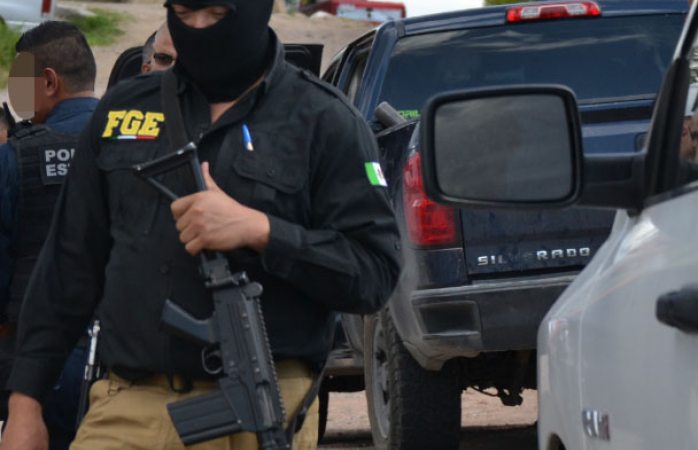 Detienen a dos con fusiles de asalto