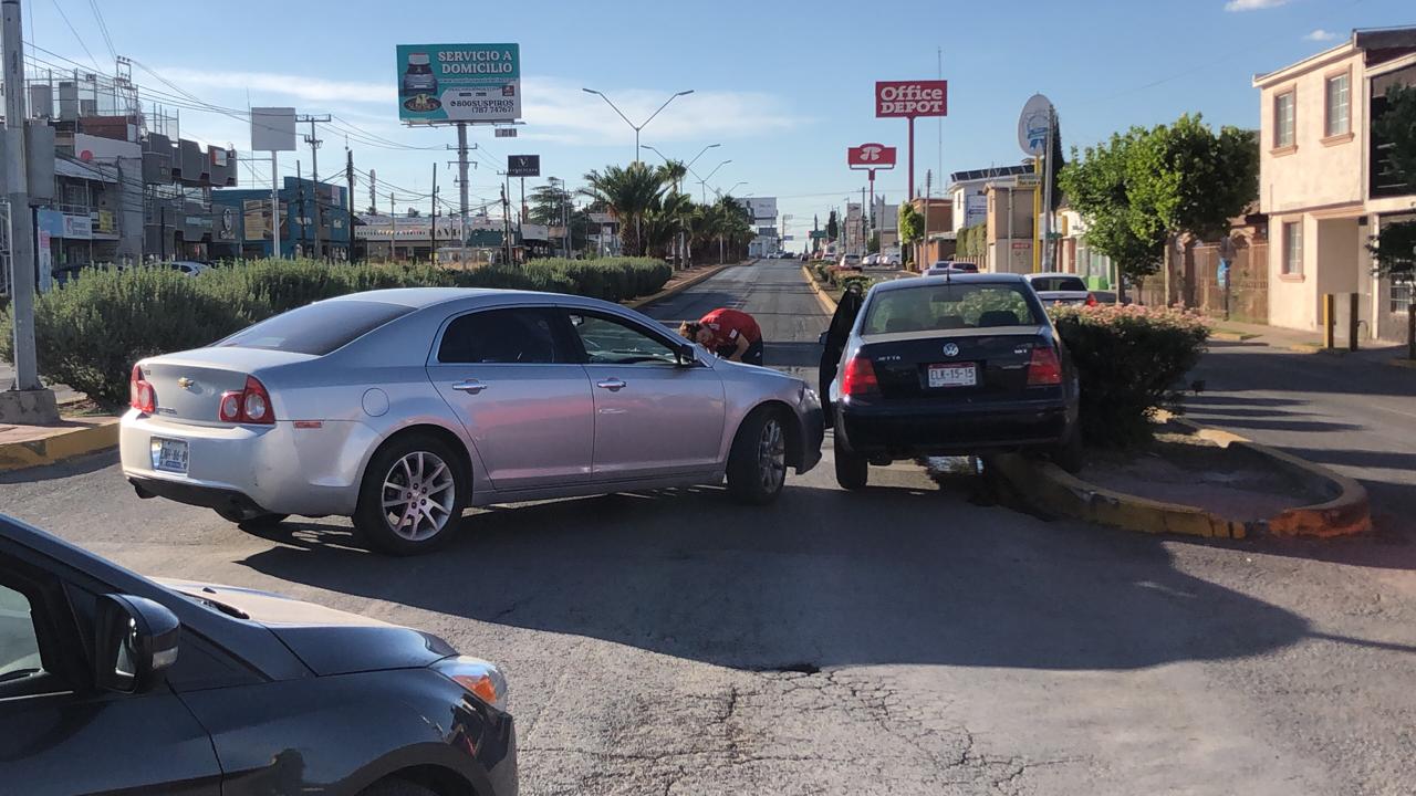 Deja daños materiales choque en la ortiz mena | La Opción de Chihuahua