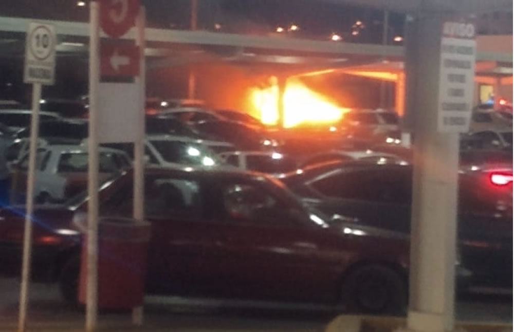Auto en llamas