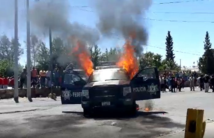 Agricultores queman patrulla de la policía federal