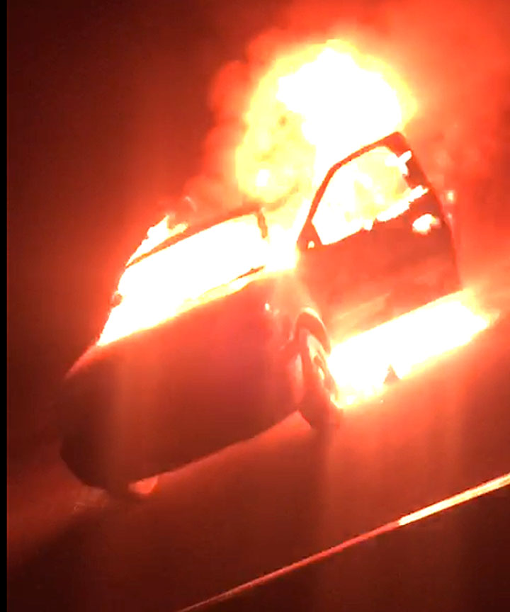 Vehículos incendiados en la carretera