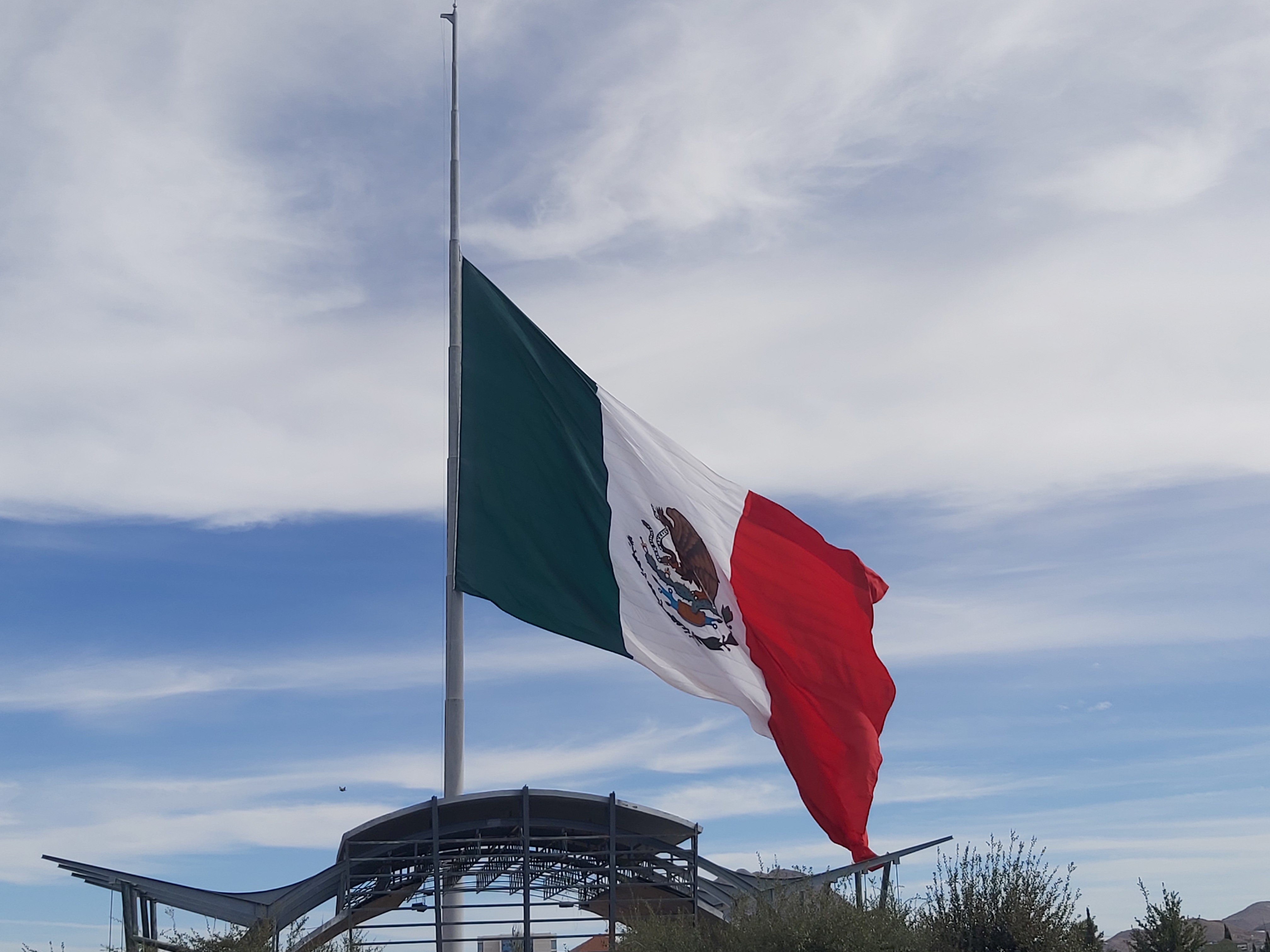 Ondea bandera a media asta por luto nacional La Opción de Chihuahua