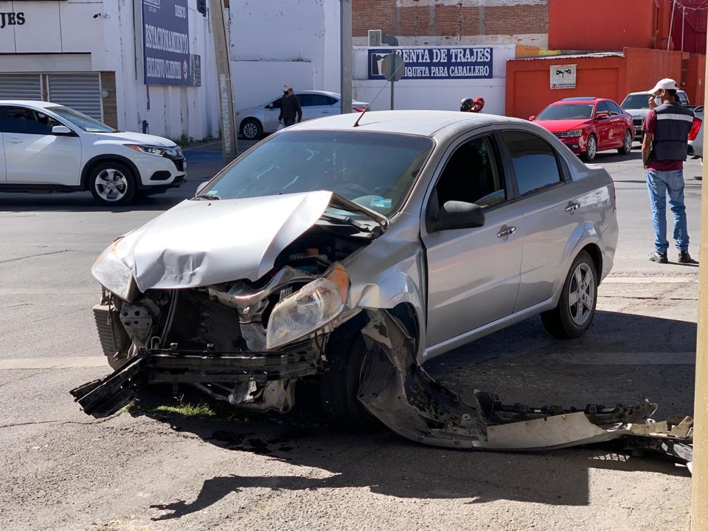 El auto Aveo quedó con daños en la parte frontal