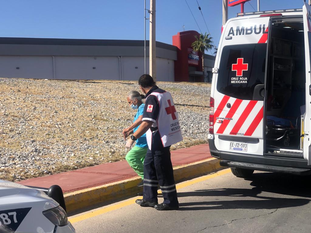 Paramédicos atienen a la lesionada
