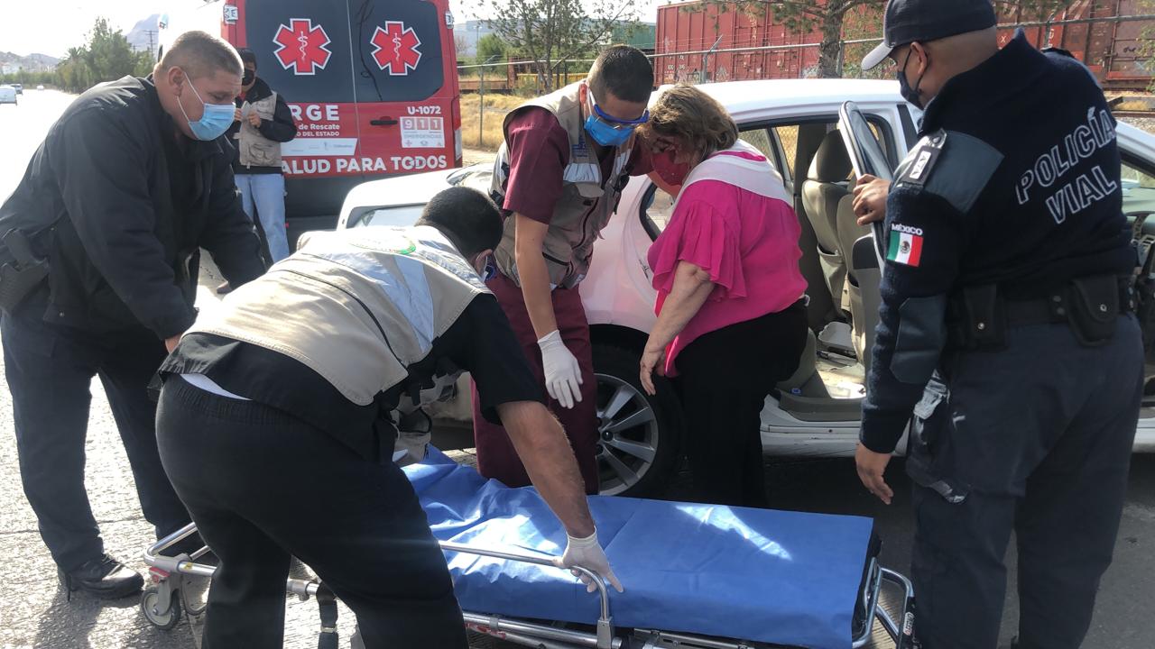 Paramédicos auxilian a una persona lesionada