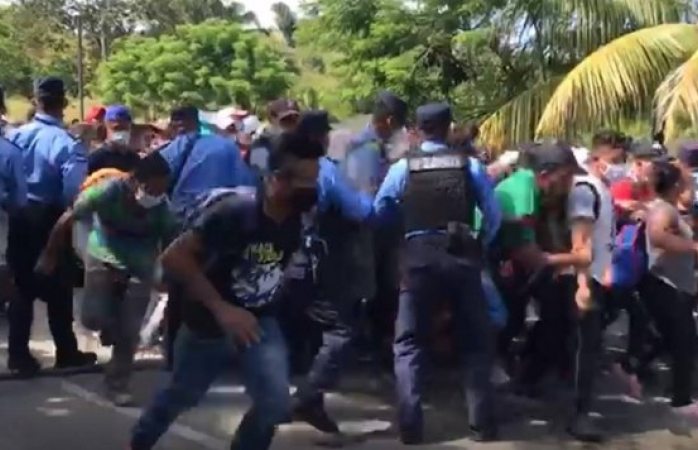 Caravana migrante rompe cerco de seguridad y pasa de honduras a