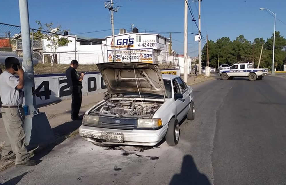 Se detuvo a revisar el auto y comenzó a quemarse