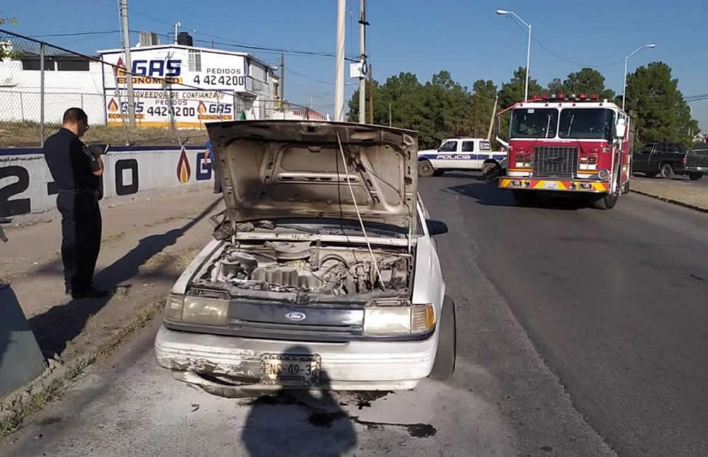 Otro conductor, policías y bomberos lo ayudaron