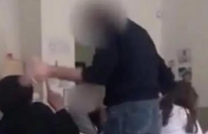 Profesor golpea a alumno por no usar cubrebocas (VIDEO)