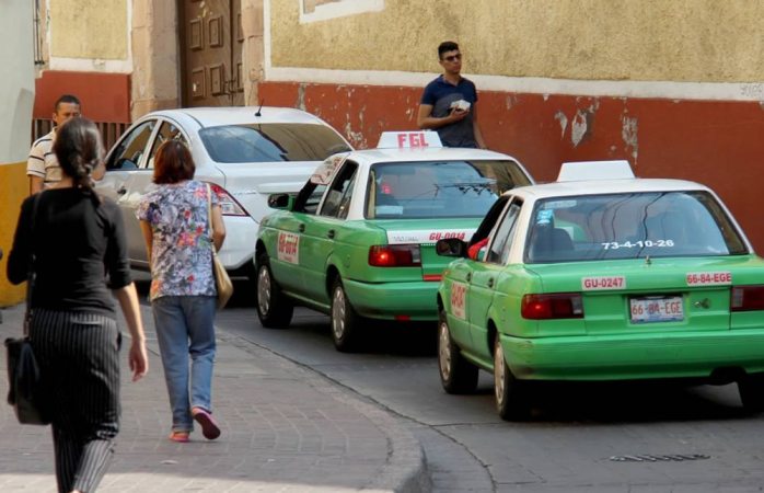 Regalan auto a taxista que delató a secuestrador