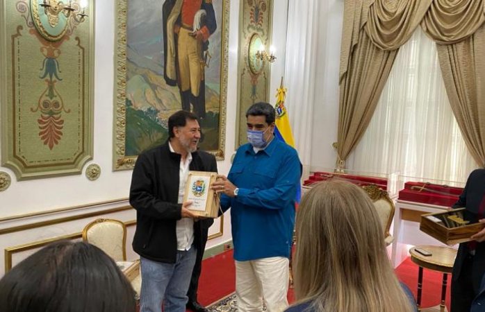 Sin cubrebocas, Noroña se reúne con Nicolás Maduro
